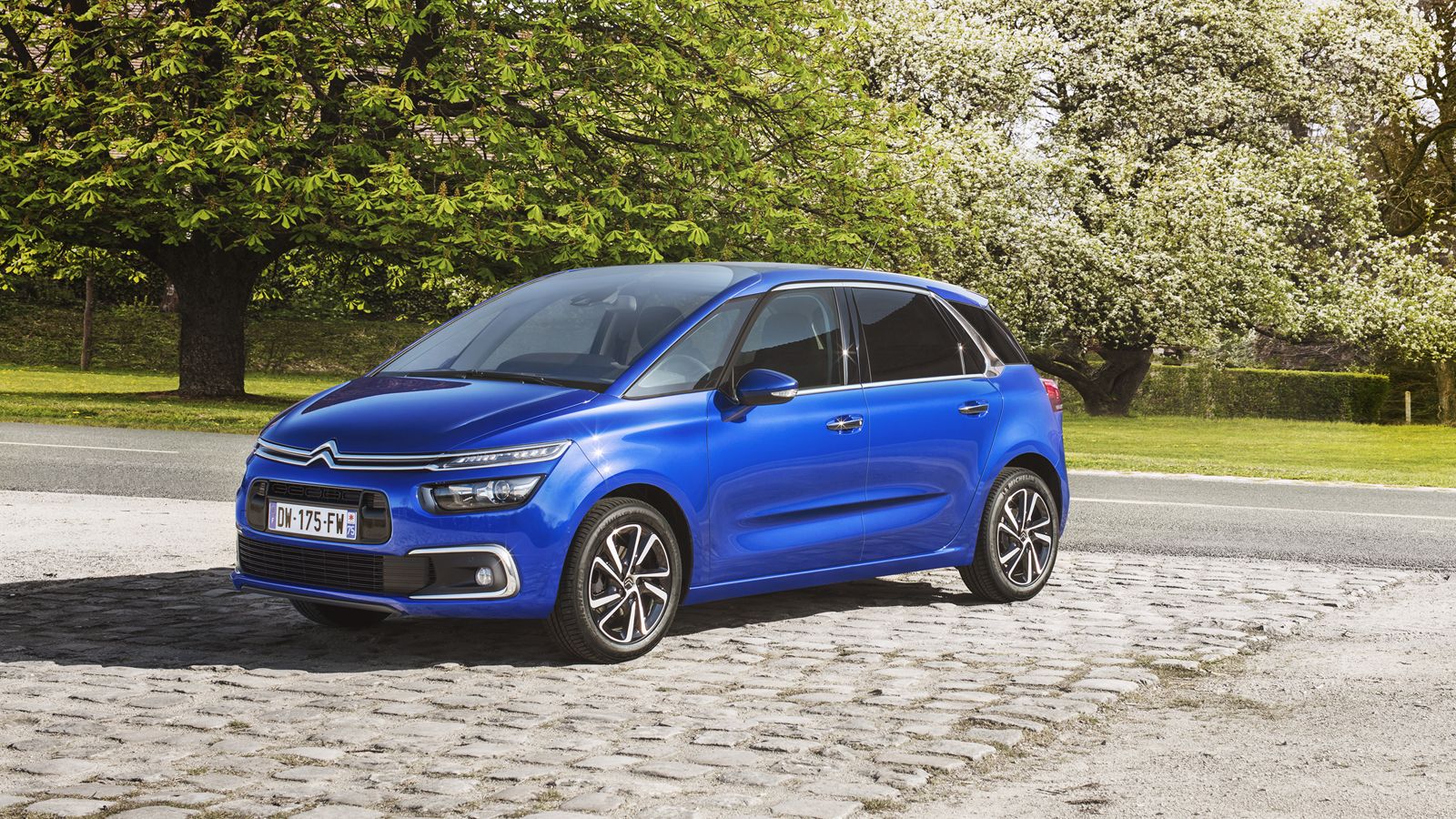 Ανασχεδιασμένος είναι ο μπροστά προφυλακτήρας με σκοπό την πιο δυναμική εμφάνιση του πολυμορφικού.